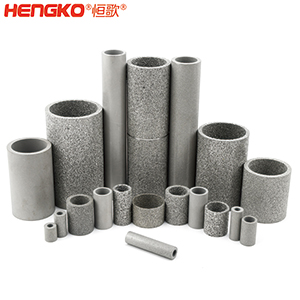 燒結不銹鋼濾管筒 如果您對燒結不銹鋼濾管筒有任何疑問,您會在這里找到答案。 一、什么是燒結不銹鋼濾管筒? 是通過加熱或加壓的燒結工藝制成的特殊金屬管。根據您需要的金屬類型,可以選擇燒結不銹鋼金屬管、燒結銅金屬管或燒結青銅金屬管。 二、燒結金屬管有哪些用途? 1.食品和飲料行業:防止食物營養成分被沖走,還可以過濾掉污染物。 2.水力發電廠為您工廠的渦輪機提供動力。保持電力循環生產。 3.天然氣生產廠可以捕獲氣體中的小污染物。 4.化學加工工業過濾掉有害污染物,提高化學產品的效率。 5.石油工業消除污染物來提高石油產品的純度。 6.醫藥行業去除藥品中的污染物,并提高藥用價值 三、燒結金屬管的優點是什么? 1.材料堅固形狀靈活 2.良好的滲透性 3.多種孔隙分布 4.性能穩定可以應對來自各種流體的高壓而不會變形。 5.機械強度高可以在高溫高壓等極其惡劣的環境中使用。 6.可以調整孔的大小 7.耐腐蝕和熱沖擊 8.設備易于清潔,無需長時間關機。 四、選擇燒結金屬管時要注意以下幾點: 優質材料、溫度范圍、微米變化、耐腐蝕、納污能力、機械強度 需要的高強度(恒歌316不銹鋼濾管正反向流動中提供相同的強度) 燒結金屬管的工作原理 五、什么材料可以制造燒結金屬管? 1.燒結不銹鋼:高機械強度耐腐蝕,在高壓高溫中高效運行不會損壞; 2.銅粉末燒結管屬不銹鋼替代品,耐腐蝕且經濟實惠,但耐溫和強度較差; 3.鎳合金,適用于極端工作條件的燒結金屬管。 注:燒結、固化、退火有以下幾個方面的比較: 1.燒結:這是一種熱處理方法,會使粉末狀物質形成整體材料,利用粉末中單個粒子之間發生的擴散。可以固態和液態下發生。 金屬粉末 2.養護:是用來加速化學反應的技術,適用于高分子及高分子材料復合。當熱固性聚合物在室溫下無法在合理時間內固化時,您將使用固化爐應用高溫來實現固化過程。 (例如,當您將預浸碳纖維覆蓋在模具上時可以固化它,使它保持模具的形狀,單體會在固化溫度下迅速反應,從而形成熱固性聚合物,使預浸墊物質變硬。) 3.退火:是一種熱處理技術,用于使用非常高的溫度來減輕物質的應力,降低處理物質中原子間鍵內的內應力和整體彈性能。此外,它是指金屬熱處理、高性能聚合物和陶瓷玻璃的術語。 (例如,您可以將冷軋鋼坯退火,制成另一種產品,當內部應力不推薦時,例如在進行機加工之前,您可使用此過程,機械加工通過去除材料來改變內應力的分布。 六、有哪些類型的燒結金屬管: 1.燒結多孔金屬管金屬管上的孔有助于過濾過程,運營成本低,但由于表面積小效率較低。 2.褶皺燒結金屬管表面積大于多孔金屬管,過濾效率高,但成本也高。 七、能清洗燒結金屬管嗎? 建議定期清潔設備上累積的污染物提高效率,確保其經久耐用并發揮最佳性能,延長使用壽命。 在 Hengko我們將幫助您獲得合適的燒結不銹鋼濾管筒以滿足獨特的應用要求。您有任何疑問,請隨時聯系我們的團隊。m.hsylouheqi.com